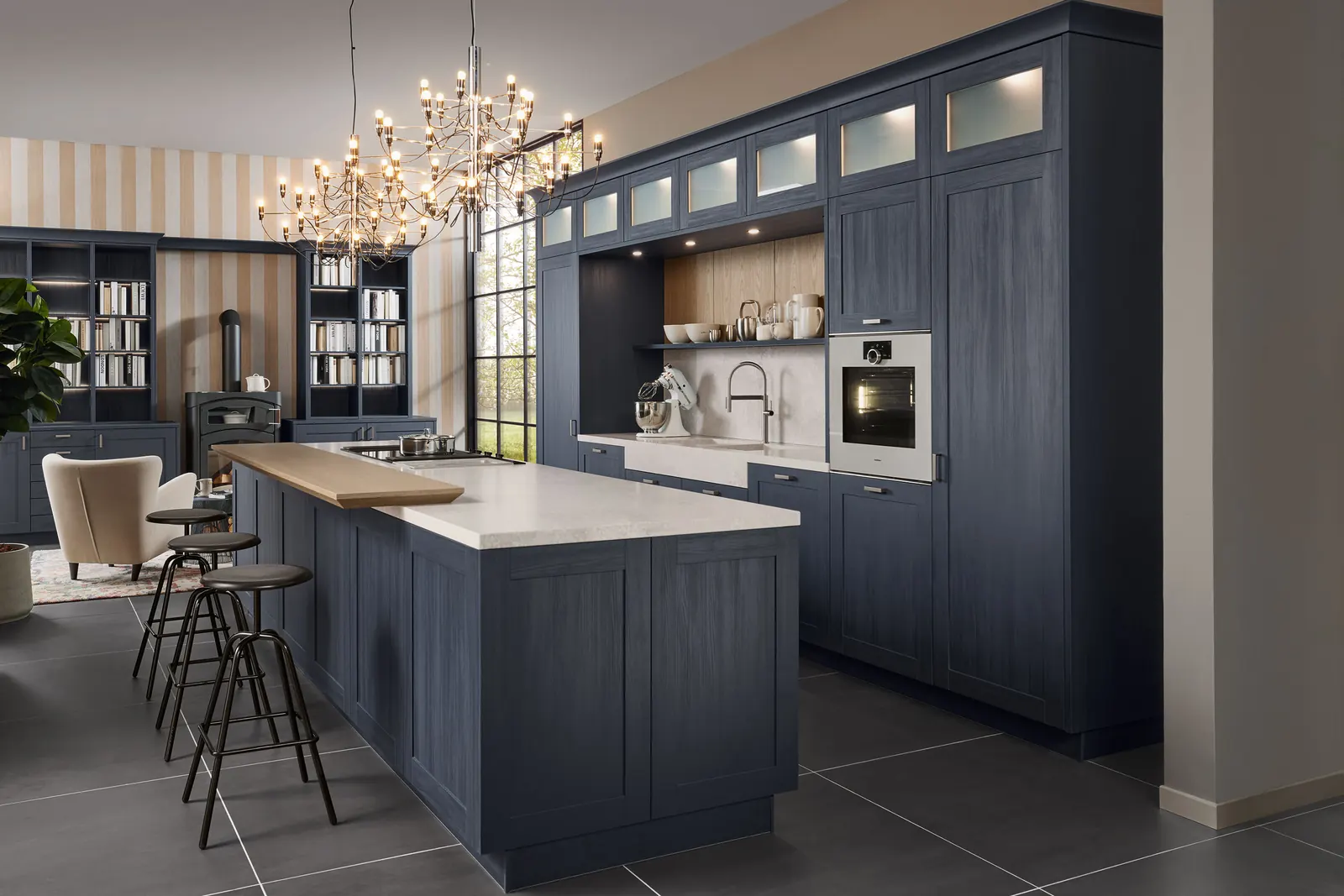 Cuisine bleu indigo de style campagne avec îlot et plan en teck